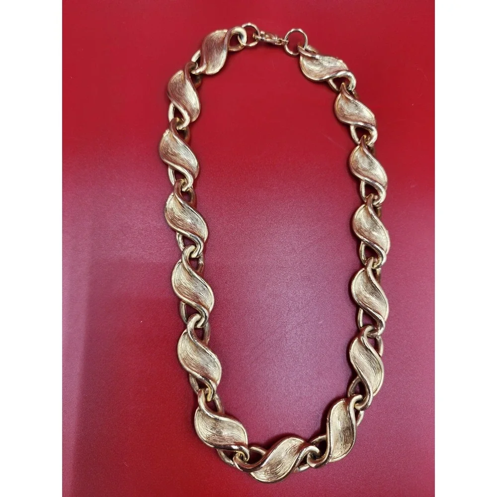 Vintage Gold Tone Textured Link Necklace Leaf Swirl Design Retro Statement Chain